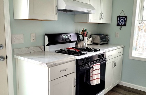 Dunkirk Cottage | Steps from the beach, Lakeview with Hot Tub