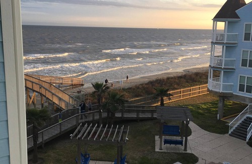 Galveston Condo | Steps from the beach and minutes from downtown. Base rate is for 2 ppl.