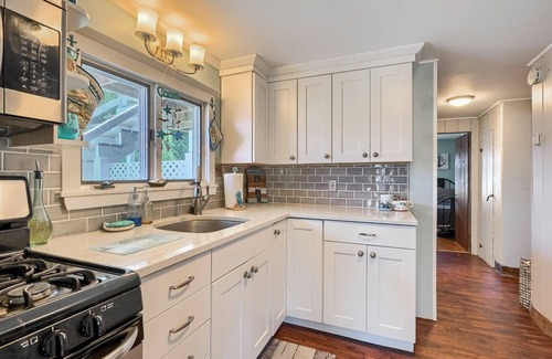 Barnstable House | STEPS TO A PRIVATE BEACH. WALK TO MARINA AND RESTAURANTS!