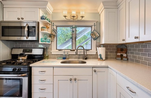 Barnstable House | STEPS TO A PRIVATE BEACH. WALK TO MARINA AND RESTAURANTS!
