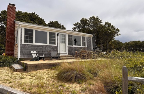 Indian Neck Heights Cottage | Steps to bayside beach