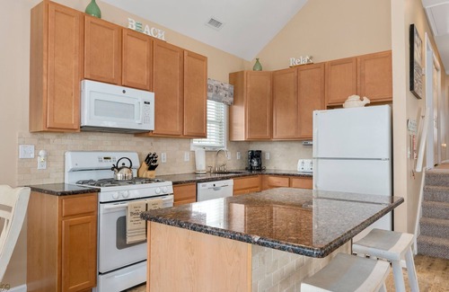 Gold Coast House | STEPS TO BEACH! 1 STREET TO SANDY TOES! Rooftop Ocean View Deck LOCATION!