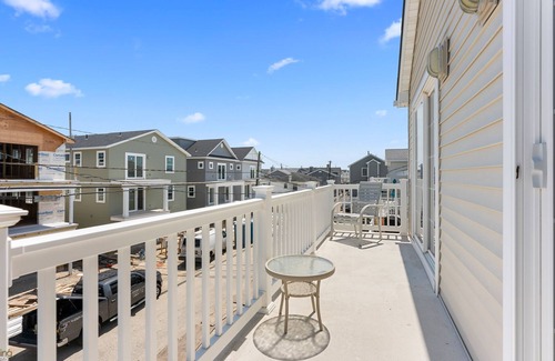 Gold Coast House | STEPS TO BEACH! 1 STREET TO SANDY TOES! Rooftop Ocean View Deck LOCATION!