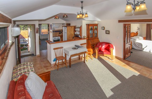Ngaio Bay Apartment | Steps to Beach and absolute Beachfront position