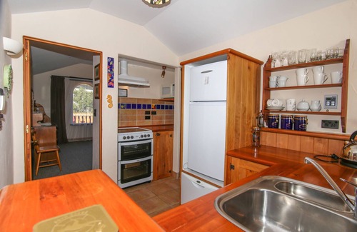 Ngaio Bay Apartment | Steps to Beach and absolute Beachfront position