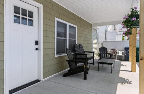 Hampton Apartment | Steps to Beach Fully Renovated Sleeps 6