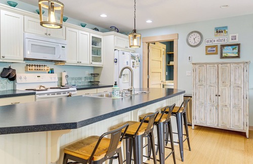 Oak Harbor House | Steps to Beach: Home w/Hot Tub in Oak Harbor!