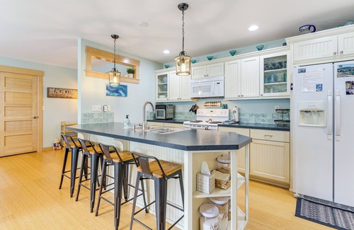 Oak Harbor House | Steps to Beach: Home w/Hot Tub in Oak Harbor!
