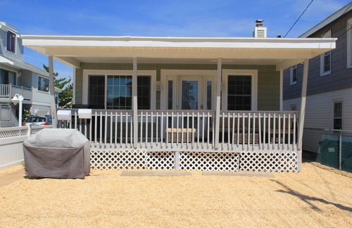 Ortley Beach House | STEPS TO BEACH; IMMACULATE 3 BD 1.5 BATH FRONT UNIT; SLEEPS 8 PEOPLE + BADGES