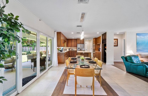 Singer Island House | Steps to beach! Luxe stay/Chef's kitchen & Lanai