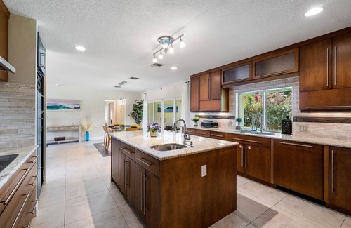Singer Island House | Steps to beach! Luxe stay/Chef's kitchen & Lanai