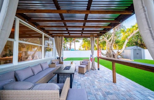 Cleggmoor House | Steps to Beach! Putting Green, Game Room!