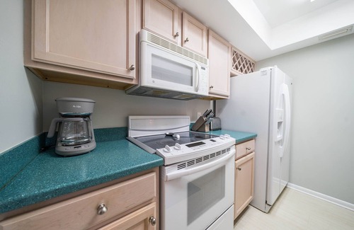 Stuart Condo | Steps to beach! Tennis Villas Penthouse condo with pool and pickleball.