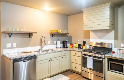 Downtown Apartment | Steps to Bentonville Square & Trails