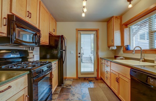 Hood River Apartment | Steps to Downtown, Views, Adorable Apartment, Cozy & Newer