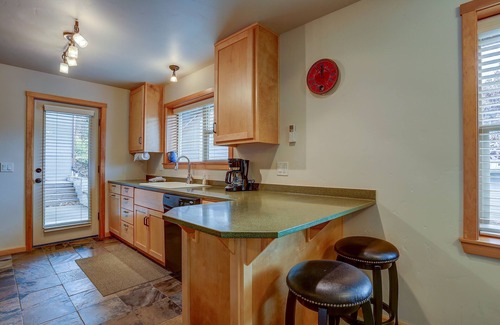 Hood River Apartment | Steps to Downtown, Views, Adorable Apartment, Cozy & Newer