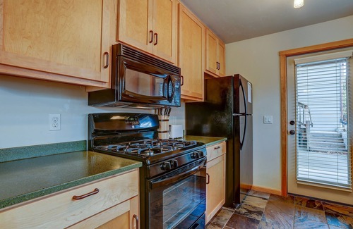Hood River Apartment | Steps to Downtown, Views, Adorable Apartment, Cozy & Newer