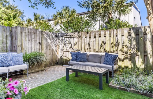 Harleston Village House | Steps to King, Colonial Lake & Dining