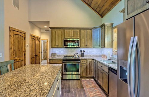 Clarkesville Cabin | Steps to Lake Burton! Enjoy beautiful mountain views, sunsets & relaxation.