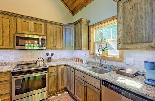 Clarkesville Cabin | Steps to Lake Burton! Enjoy beautiful mountain views, sunsets & relaxation.