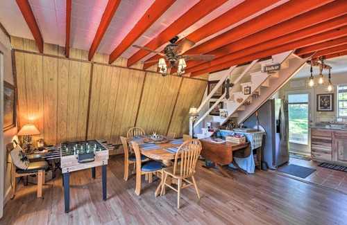 Granbury Cabin | Steps to Lake! Charming Cabin: Pool Access & Decks
