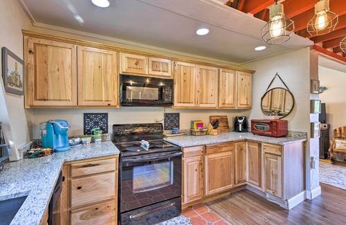 Granbury Cabin | Steps to Lake! Charming Cabin: Pool Access & Decks