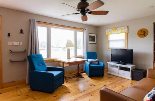 Prince Edward House | Steps to Lake on the Mountain - License ST-2020-0324 R1