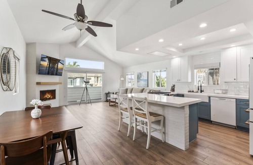 West Newport Villa | Steps to Lido Village and the Marina- Heart of Lido Island!