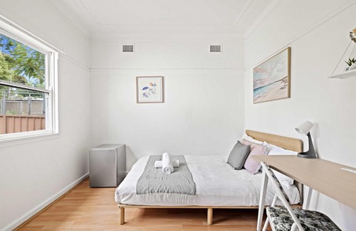 Seven Hills House | Steps to Mall & Train - Eplore with Ease - Prime Location in Seven Hills - Shared Bathroom