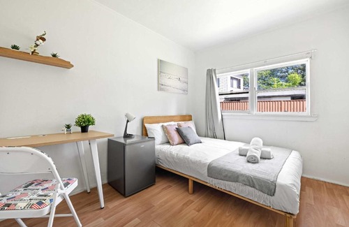 Seven Hills House | Steps to Mall & Train - Eplore with Ease - Prime Location in Seven Hills - Shared Bathroom