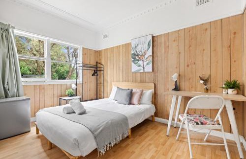 Seven Hills House | Steps to Mall & Train - Eplore with Ease - Prime Location in Seven Hills - Shared Bathroom