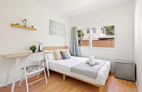 Seven Hills House | Steps to Mall & Train - Eplore with Ease - Prime Location in Seven Hills - Shared Bathroom