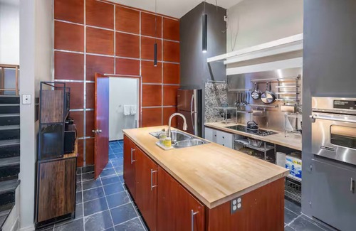 Downtown Knoxville Condo | Steps to Market Square | Sleeps 12 Guests!