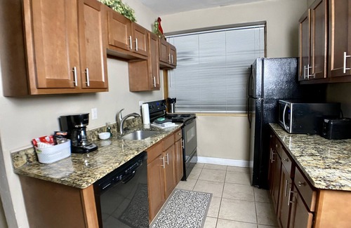DeBaliviere Place Condo | Steps to Metrolink & Forest Park,1st Fl King & Queen Beds+ Off-Street Parking