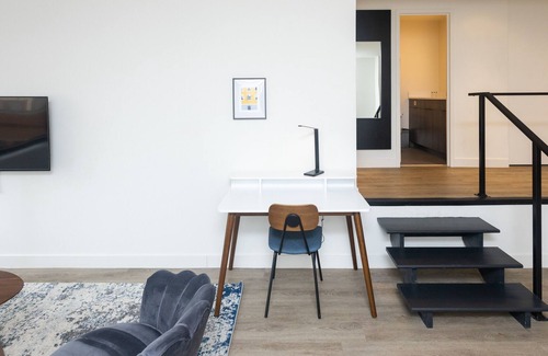 Rush and Division Apartment | Steps to Mich Ave | Chic Suite with City View | Zencity