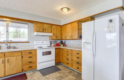 Pine Hollow House | Steps to Pine Hollow Reservoir Home with Fire Pit!