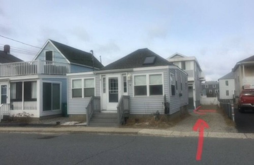 Hampton Cottage | Steps to sand! Cozy cottage on 1 of the 6 sts. on the ocean side. “The Island”