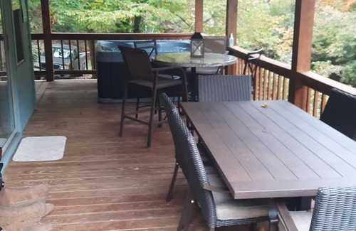 Hayesville Cabin | Steps to Shooting creek. FREE 2 bedrooms and game room if booked by Nov 1