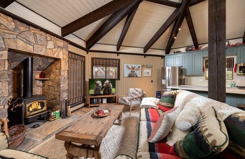 Summit Estates Cabin | Steps to Snow Summit.Updated. Cozy Fireplace. BBQ.