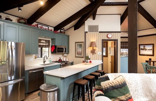 Summit Estates Cabin | Steps to Snow Summit.Updated. Cozy Fireplace. BBQ.