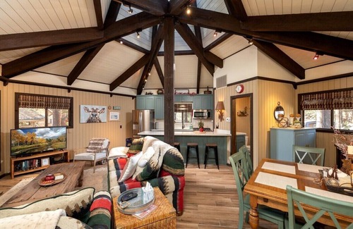 Summit Estates Cabin | Steps to Snow Summit.Updated. Cozy Fireplace. BBQ.