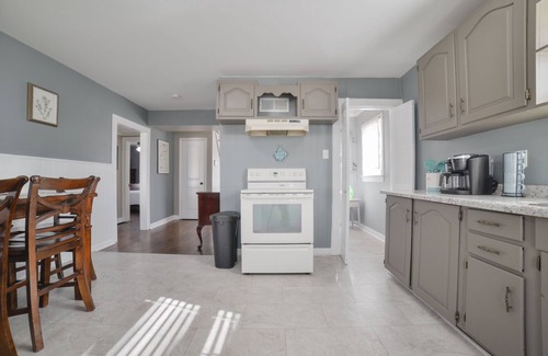 Cape Girardeau House | Steps to Southeast Hospital - Fast Wifi - King Bed