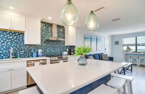 St. Pete Beach Condo | Steps to St Pete Beach: Condo w/Pool Access