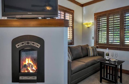 Calistoga Hotel | Steps to Tasting Rooms! Romantic Wine Country Escape w/Jetted Tub and Fireplace
