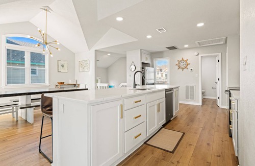Corolla House | Steps to the Beach 4 Bedroom Home at Crown Point