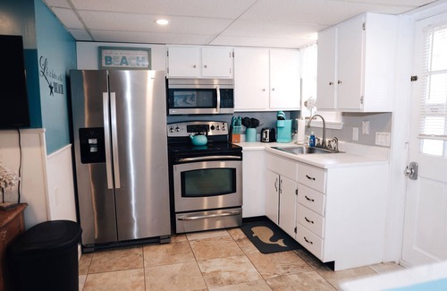 Salisbury House | 🏖️Steps to the BEACH Cute &Cozy home Oceanside with Marsh Views only w/A/C &1 PRK☀️