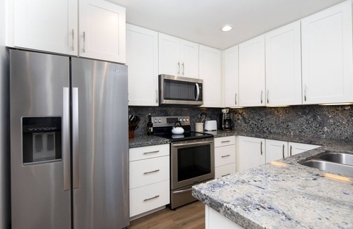 Del Mar Condo | Steps to the Beach, Park, Shops & Restaurants At 18th St DEL MAR BEACH COLONY