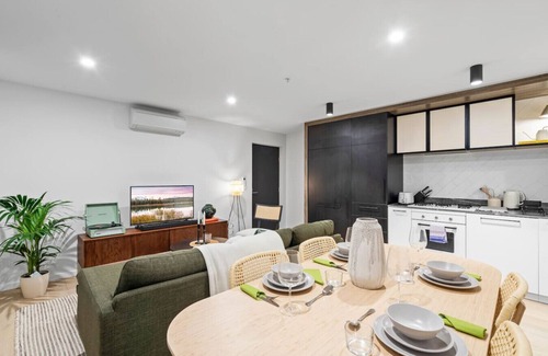 Abbotsford Apartment | Steps to the River, Minutes to the City