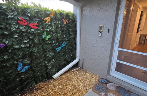 Interchange Square House | Steps to the Sand – 2BR Melbourne Beach Townhome