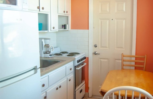 Lauderdale-by-the-Sea Condo | Steps to the Sand! Coastal Condo with Heated Pool Access